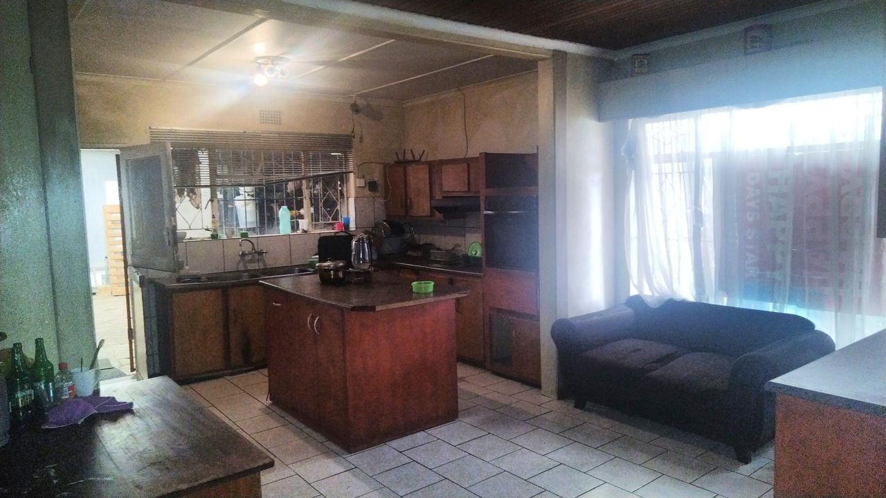Photo 5 of 33