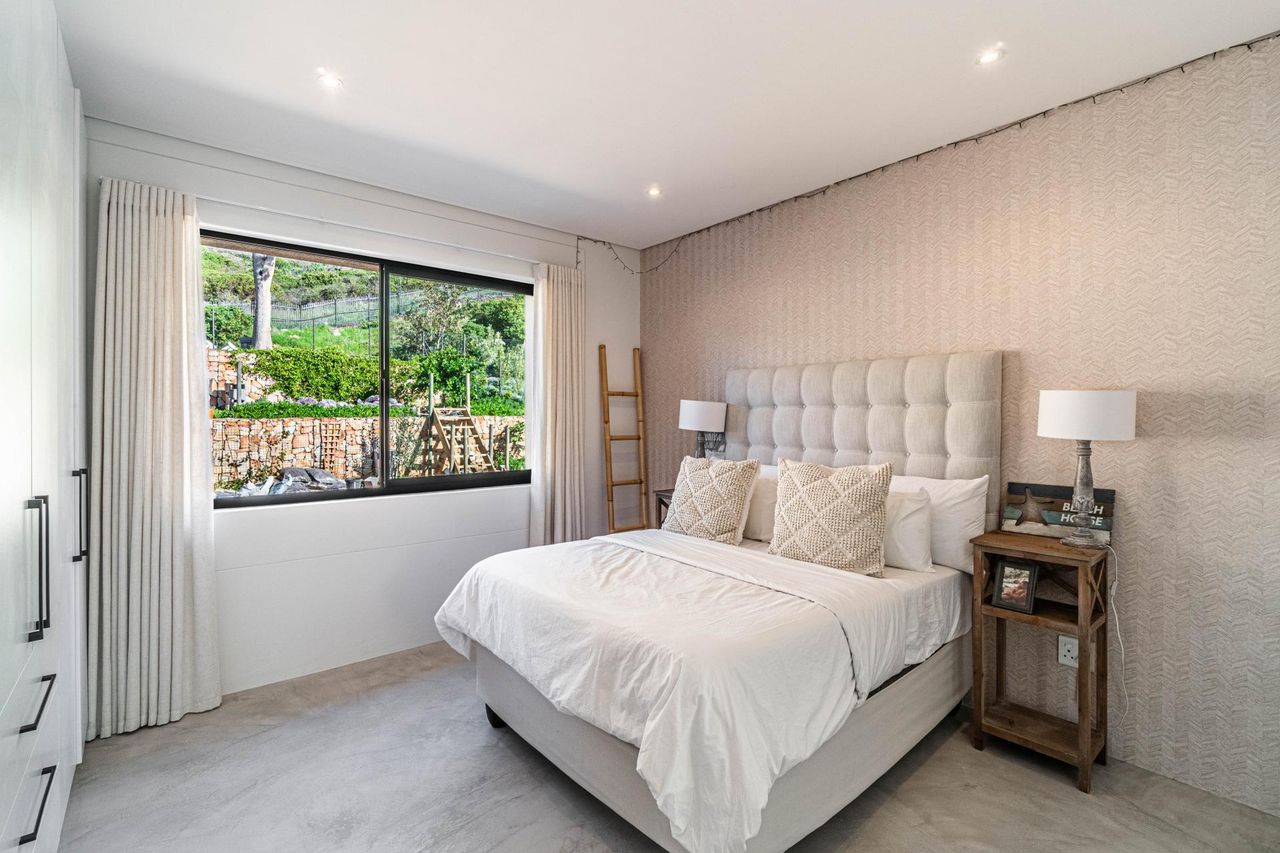 Photo of 5 Bedroom house for sale in Stonehurst Mountain Estate, Cape Town