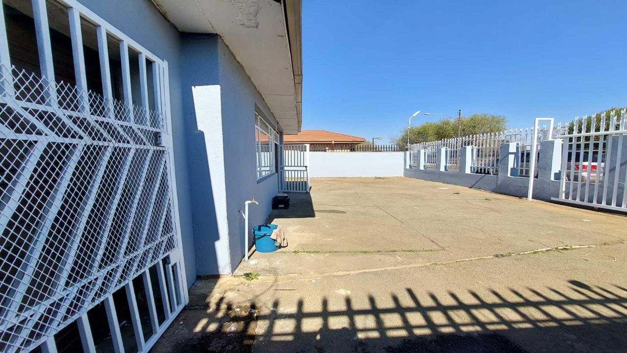 Photo of 3 Bedroom house to rent in Lenasia Ext 1, Johannesburg