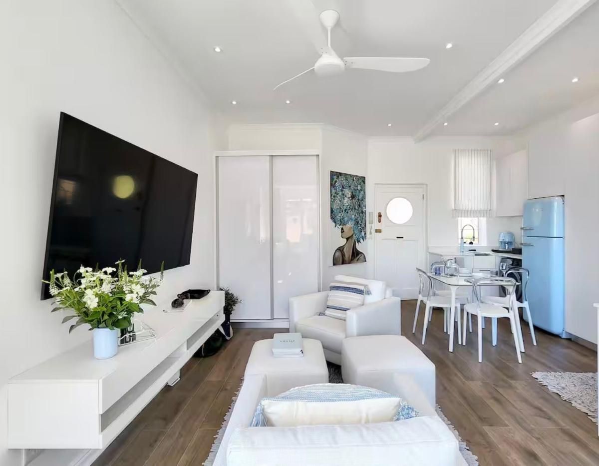 Photo of Bachelor Apartment to rent in Green Point, Cape Town