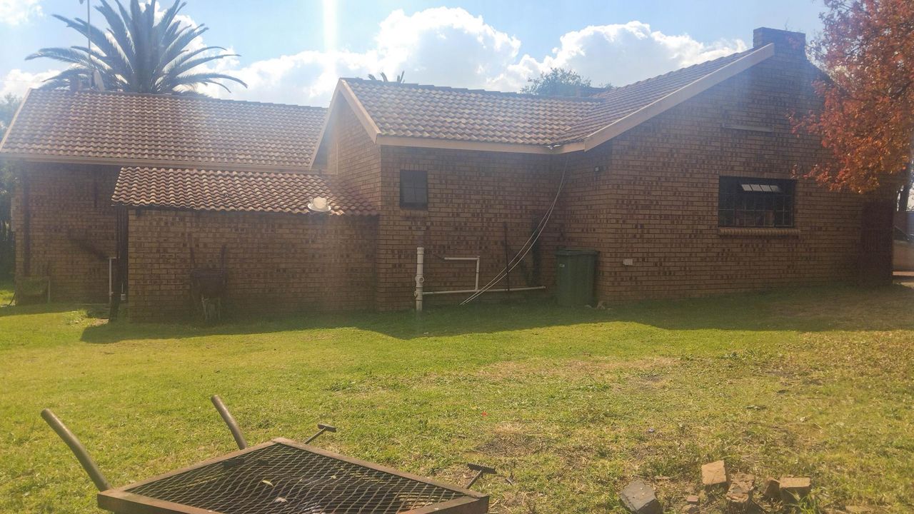 Photo 11 of 24