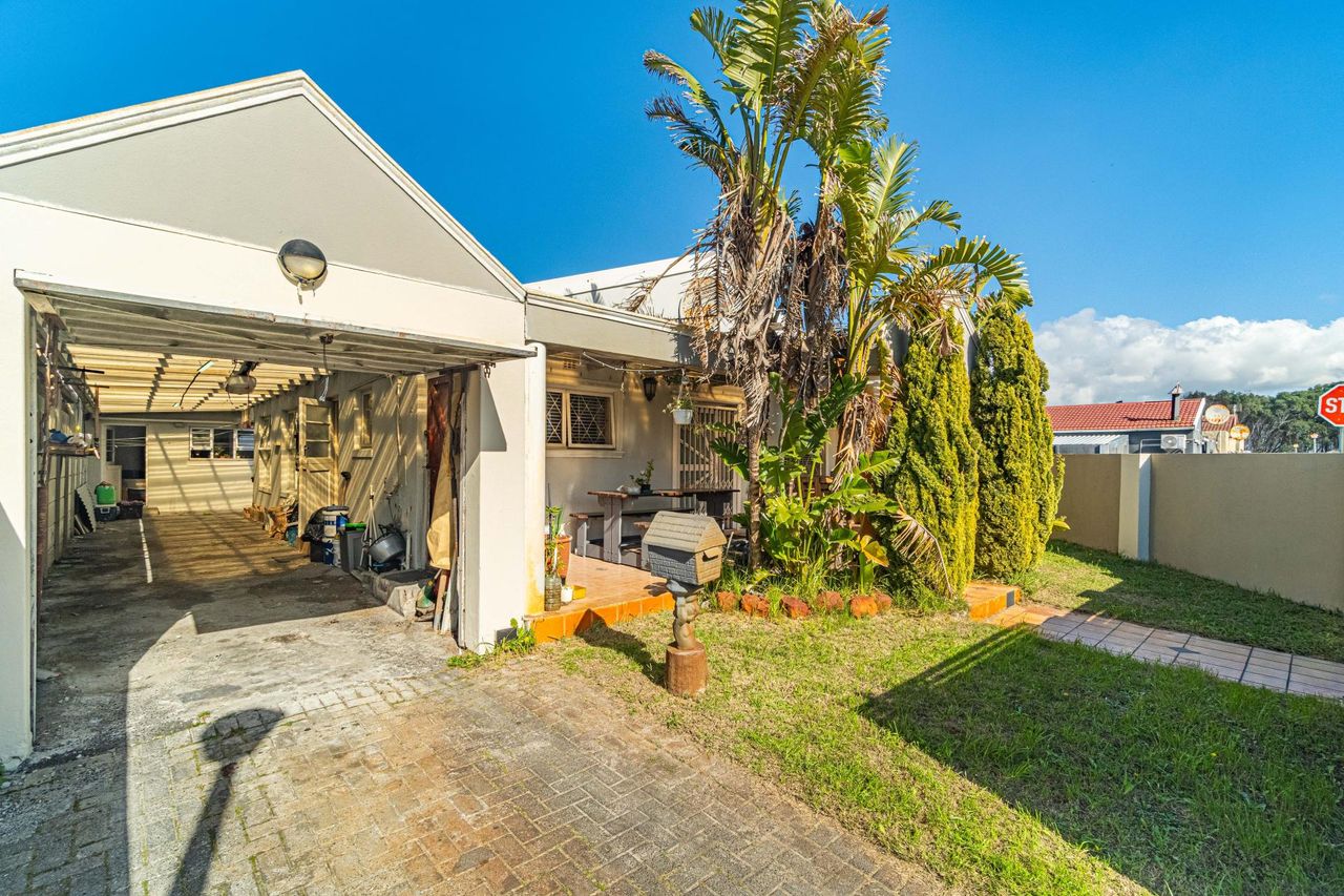 2 Bedroom house for sale in Pelican Park, Cape Town