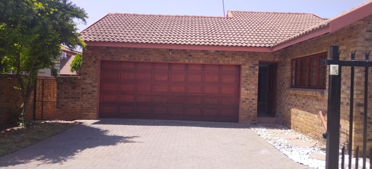 Photo of 3 Bedroom townhouse - sectional for sale in Amberfield Crest Estate, Centurion