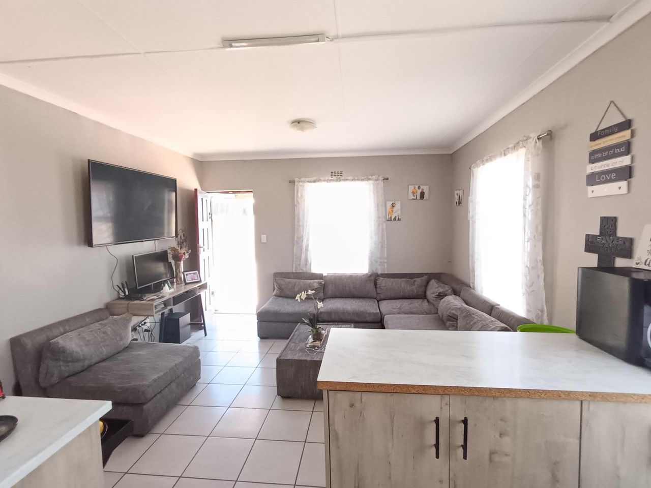 Photo of 2 Bedroom house rented in Weltevreden Valley, Mitchells Plain