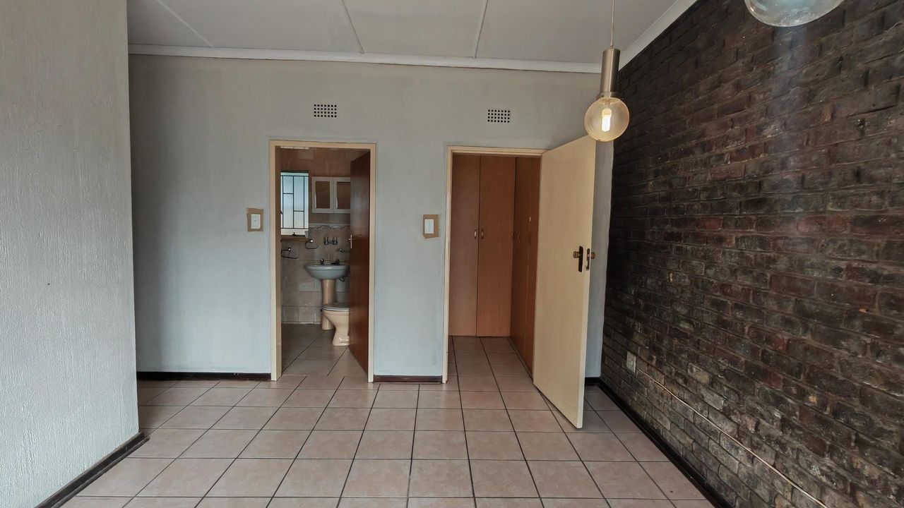 Photo 16 of 32