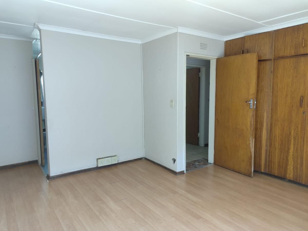 Photo 14 of 23