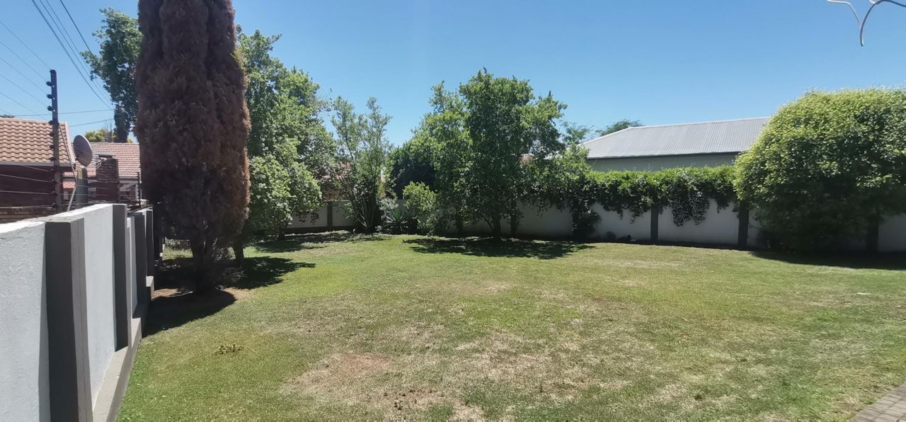 Photo 3 of 33