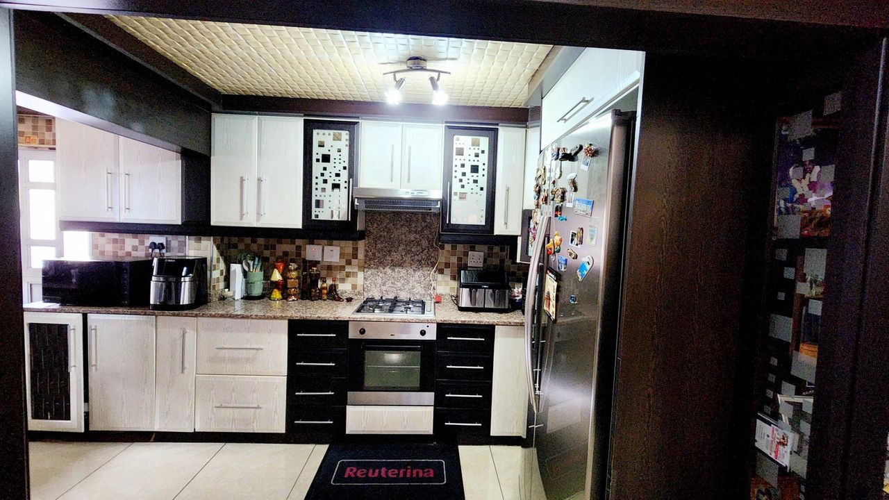 Photo 5 of 28