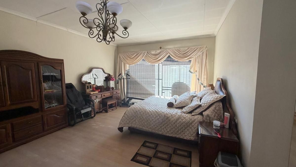 Photo of 8 Bedroom house for sale in Aerorand, Middelburg