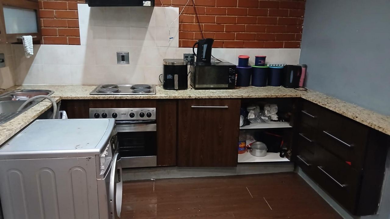 Photo 3 of 33
