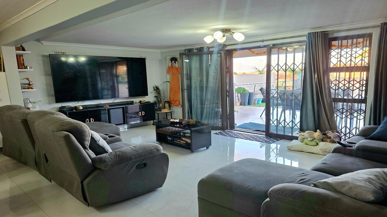 Photo of 3 Bedroom house for sale in Grove End, Phoenix