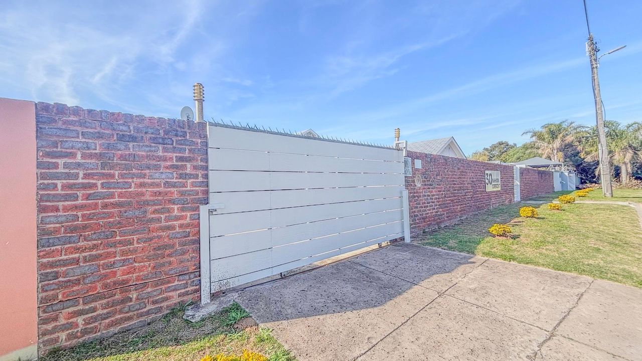 Photo of 3 Bedroom house to rent in Blue Bend, East London