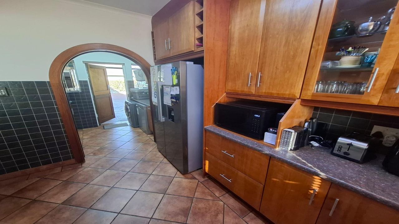 Photo 11 of 27