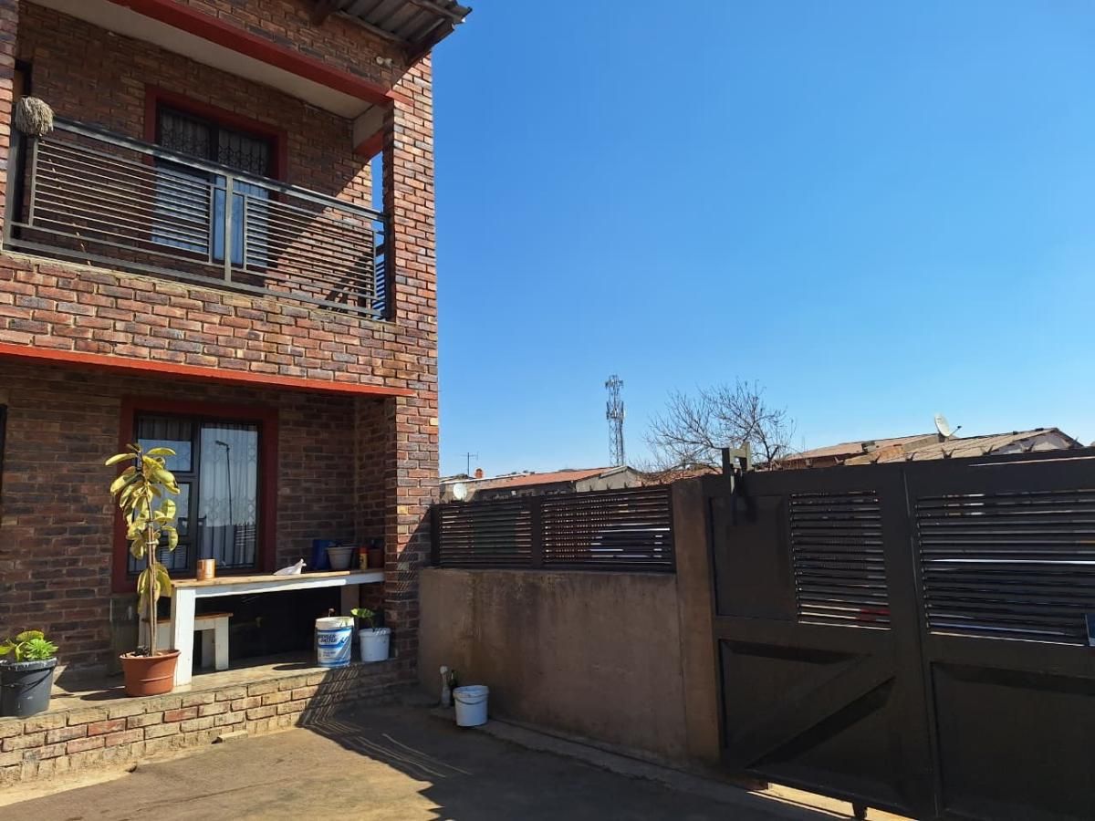 Photo of 12 Bedroom block of flats for sale in Emangweni, Tembisa