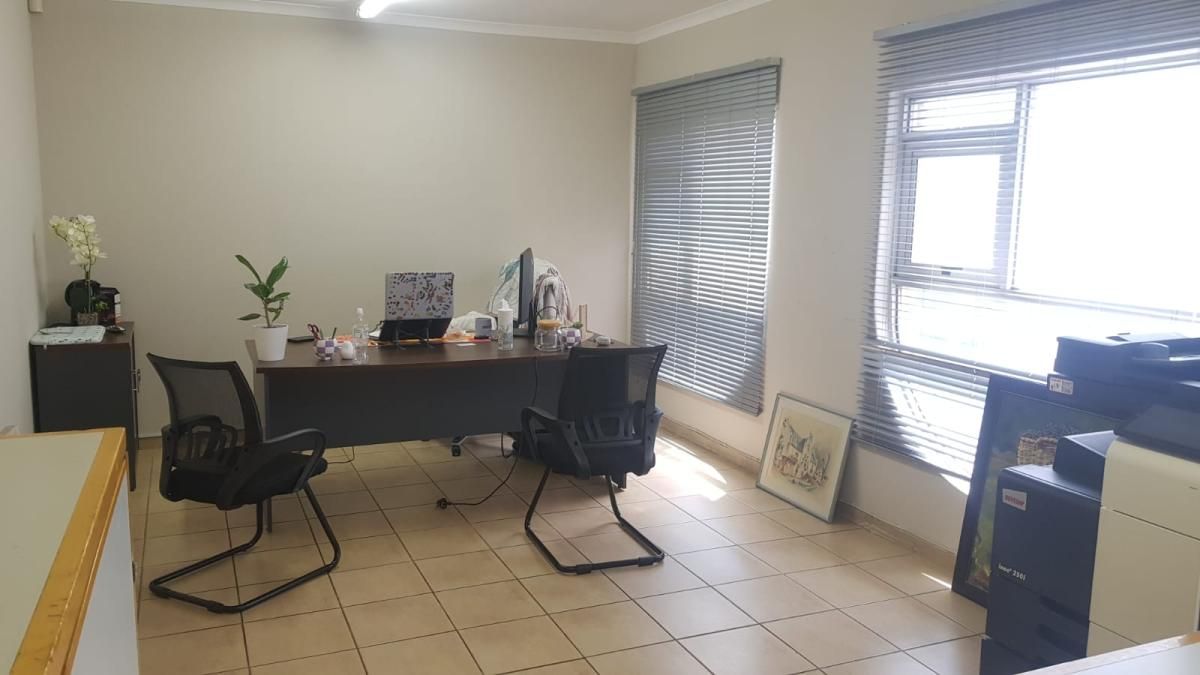 Photo 4 of 33