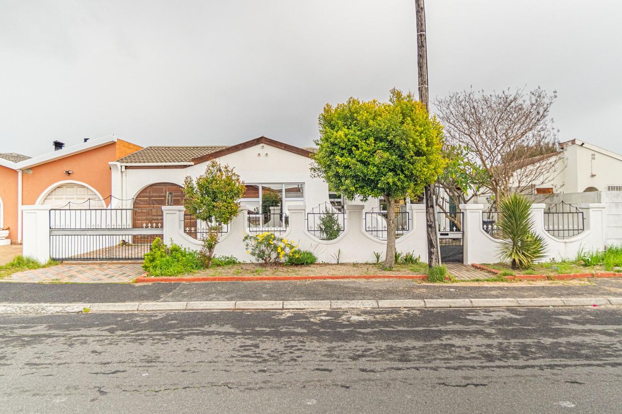Photo of 3 Bedroom house for sale in Riverton, Goodwood