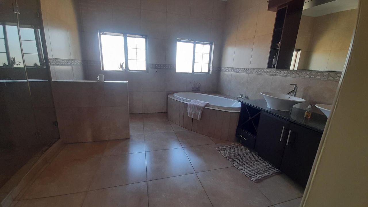 Photo of 4 Bedroom house for sale in Aerorand, Middelburg