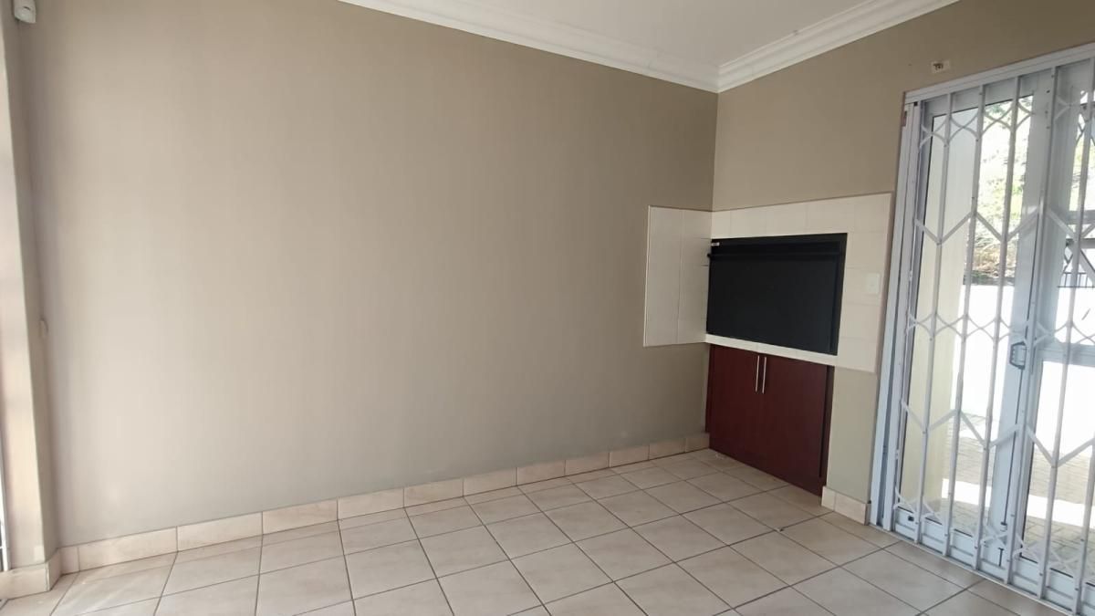 Photo 7 of 23