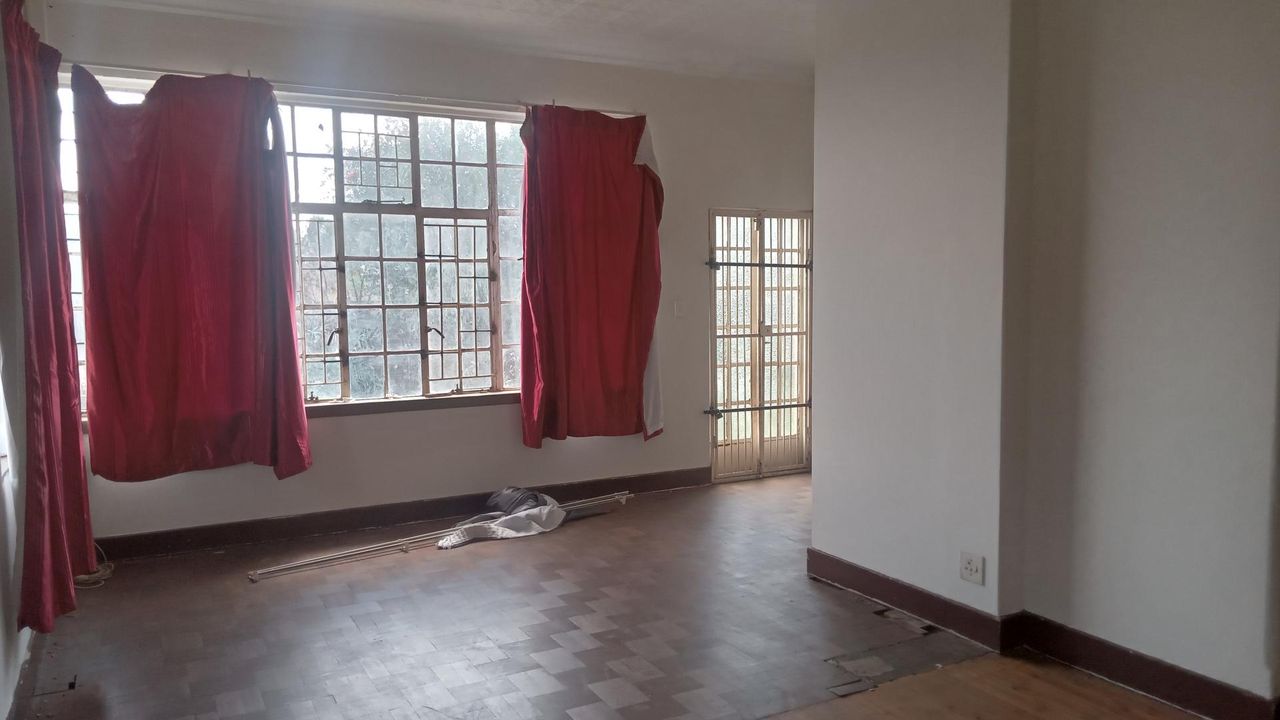 Photo 11 of 28