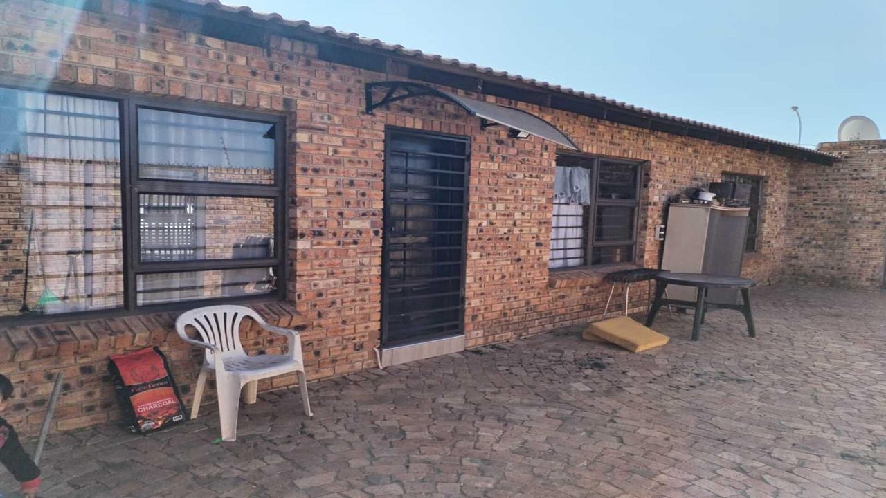 Photo of 3 Bedroom house to rent in Lenasia Ext 13, Johannesburg