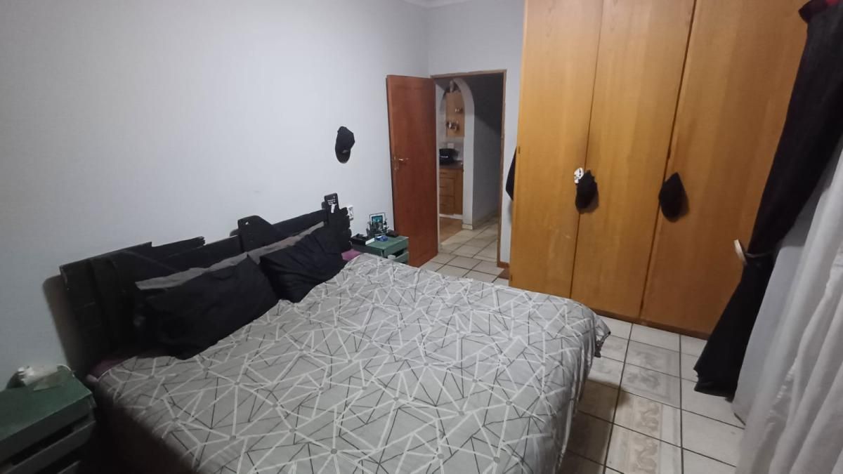 Photo 11 of 31