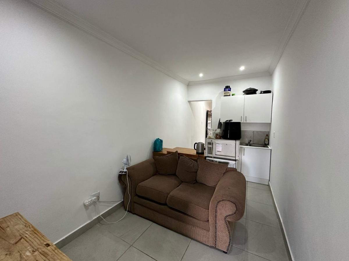 Photo of 1 Bedroom flat rented in Langenhovenpark, Bloemfontein