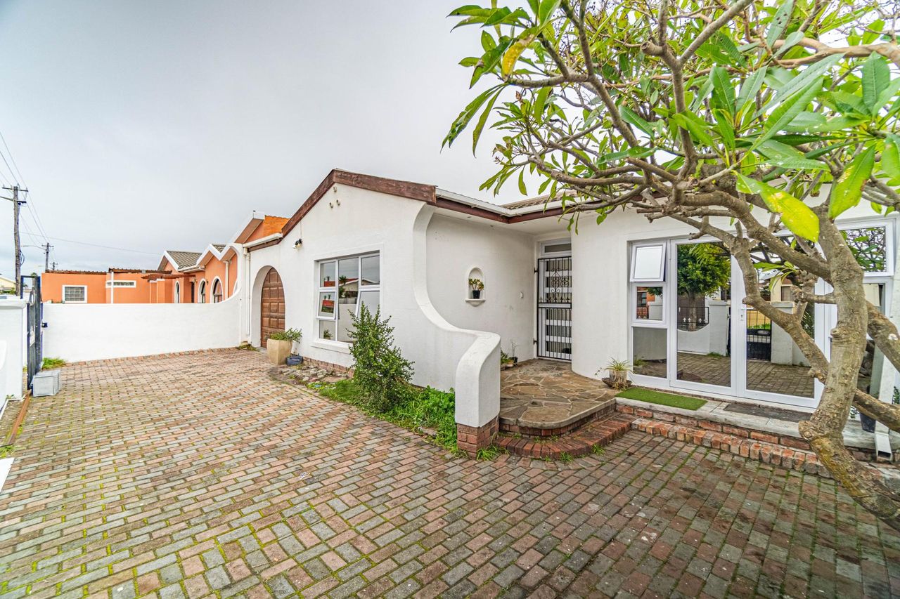 Photo of 3 Bedroom house for sale in Riverton, Goodwood
