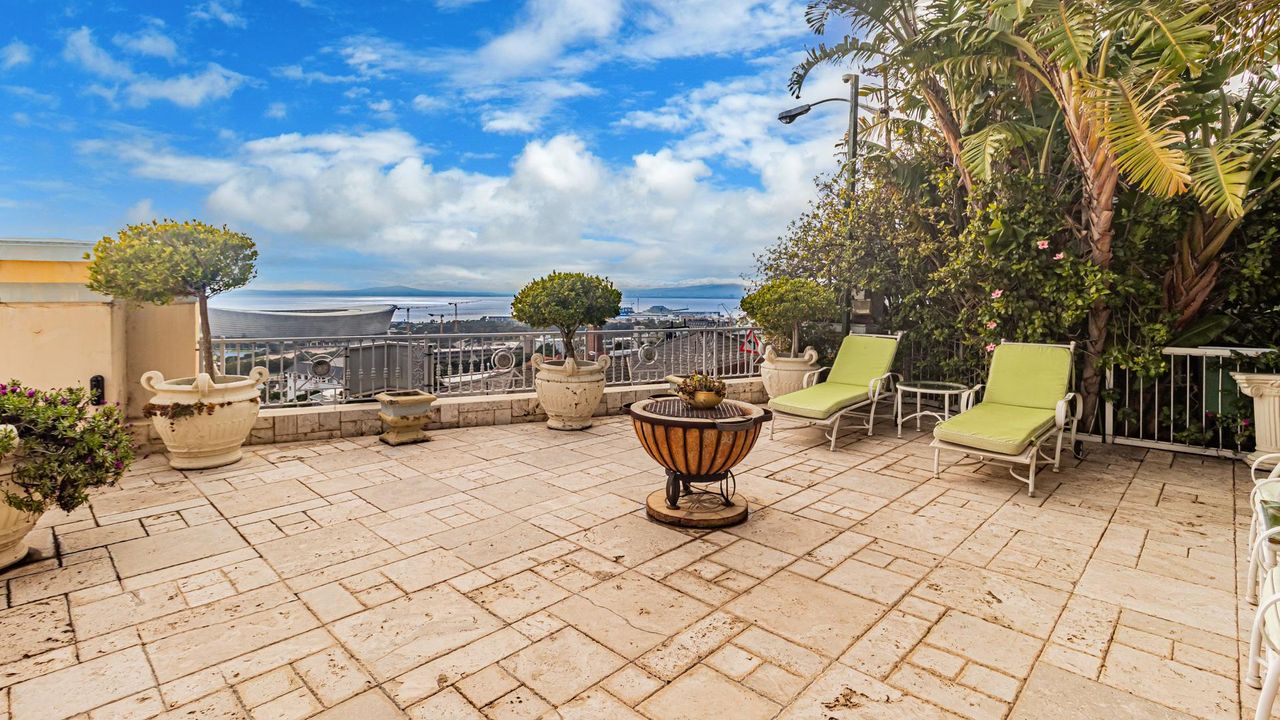 Photo of 3 Bedroom house for sale in Green Point, Cape Town