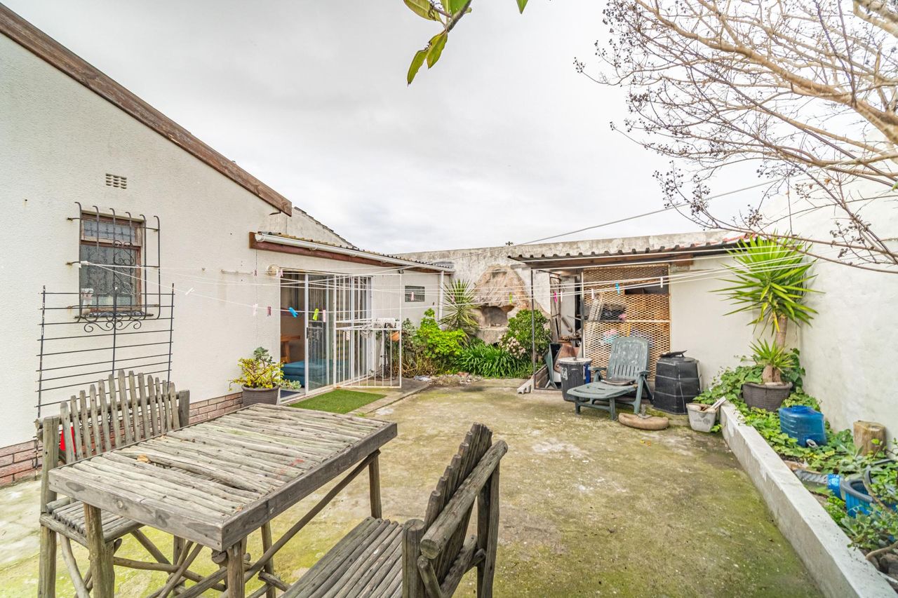 Photo of 3 Bedroom house for sale in Riverton, Goodwood