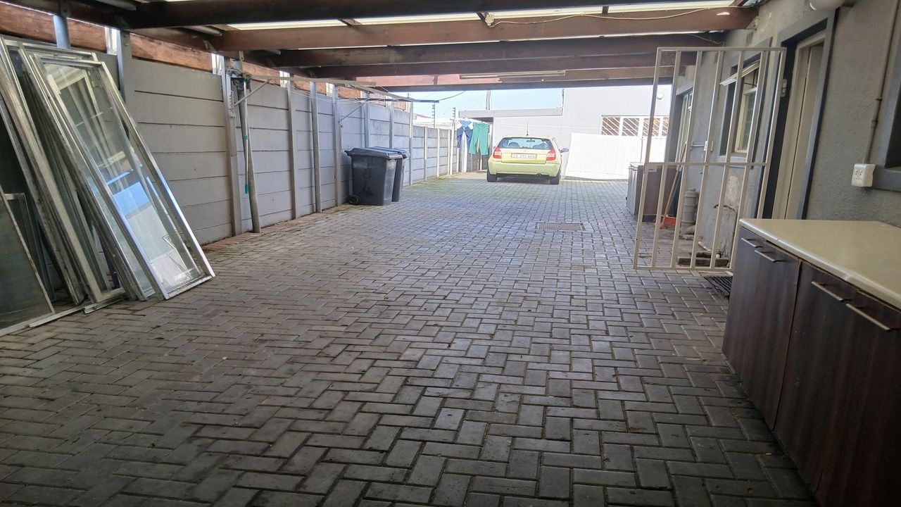 Photo of 3 Bedroom house to rent in Grassy Park, Cape Town
