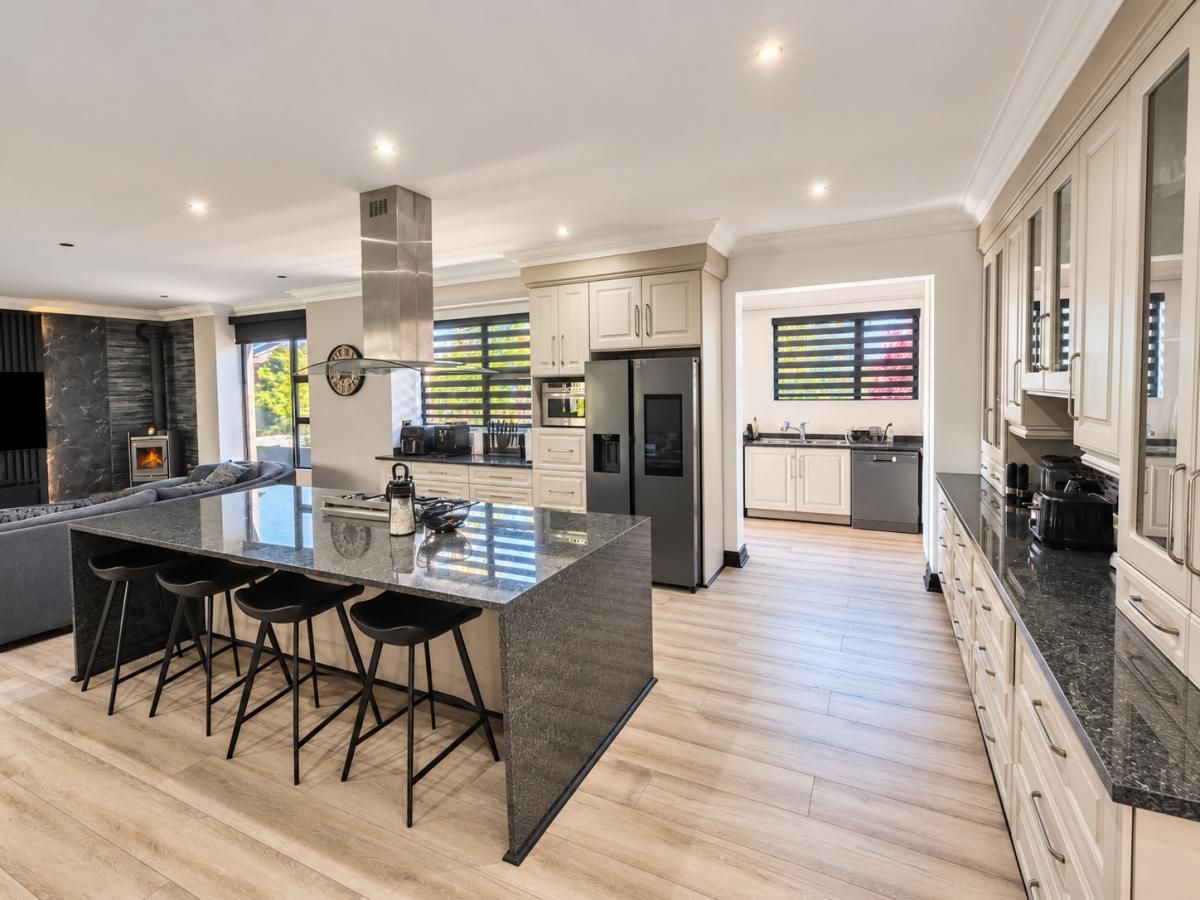 Photo 3 of 27