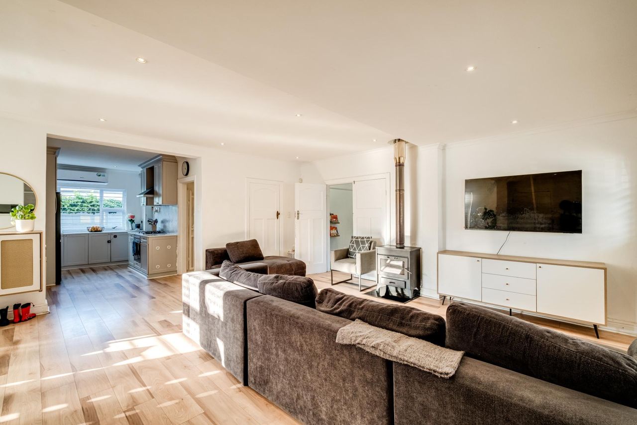 Photo of 5 Bedroom house for sale in Rosebank, Cape Town