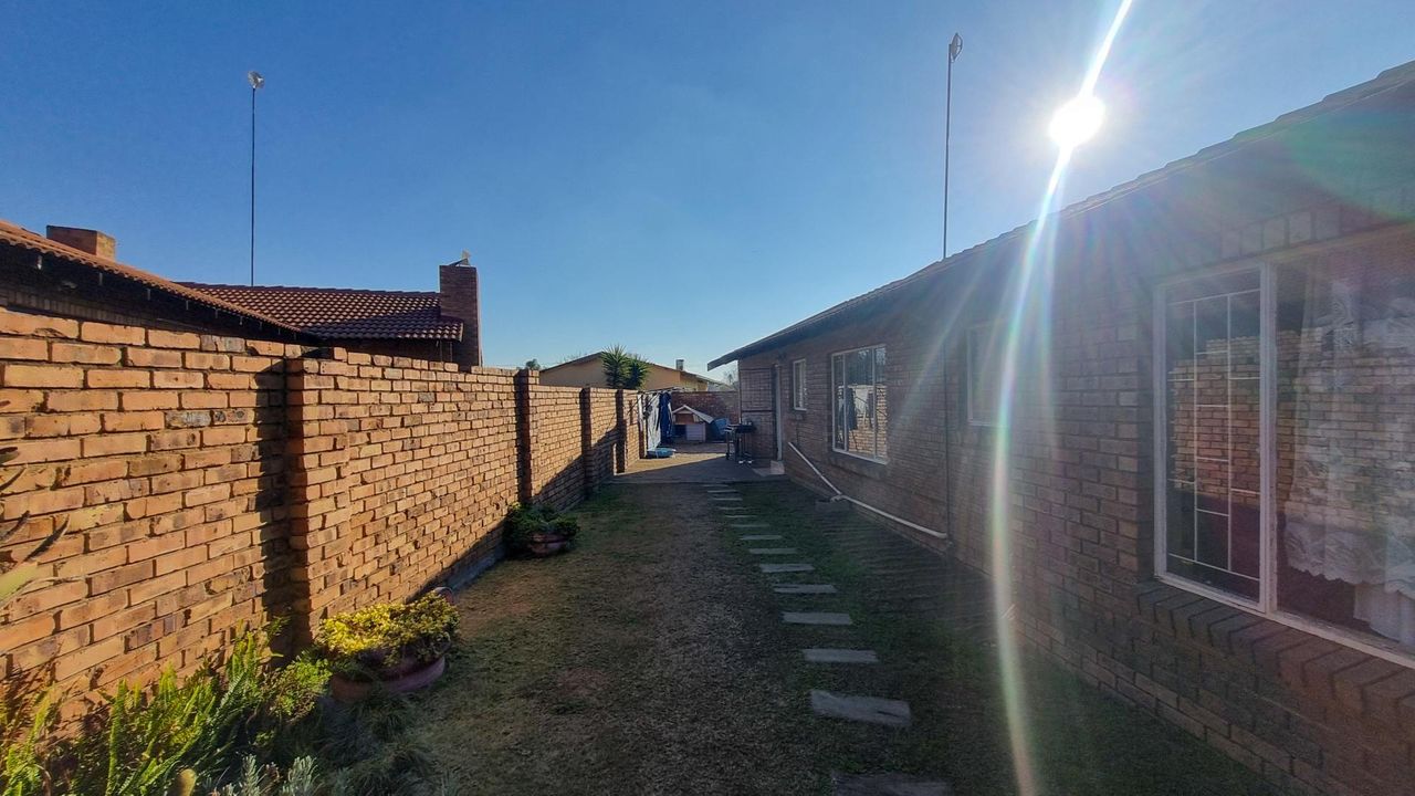 Photo of 3 Bedroom duet for sale in Middelburg South