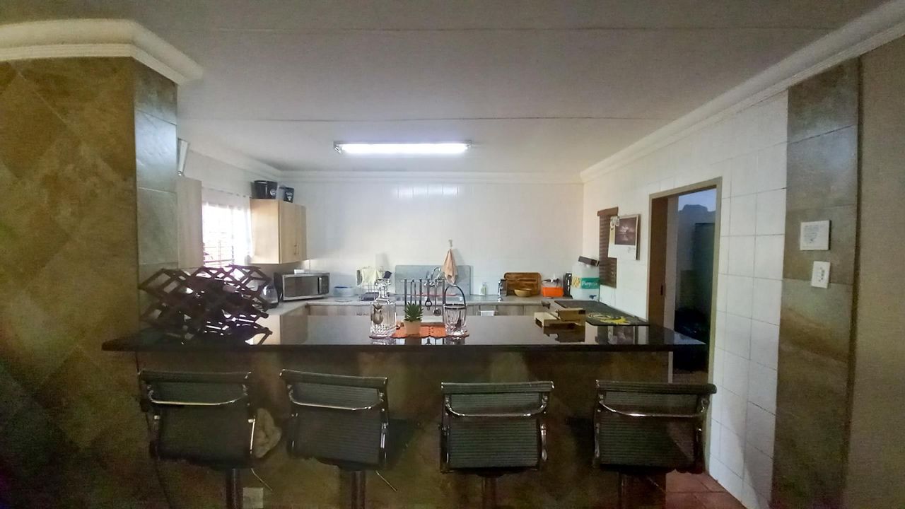Photo 6 of 28
