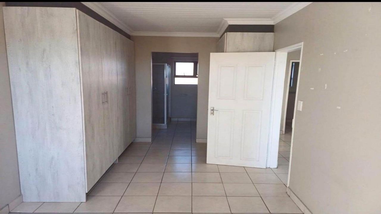 Photo 13 of 28