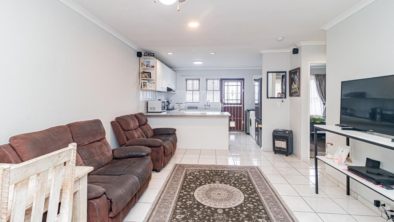 Photo of 2 Bedroom house for sale in Oakglen, Bellville
