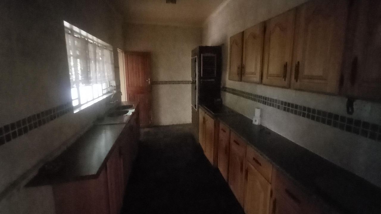 Photo 7 of 21
