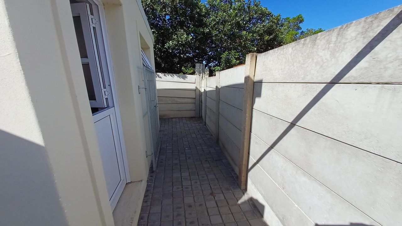 Photo 16 of 32