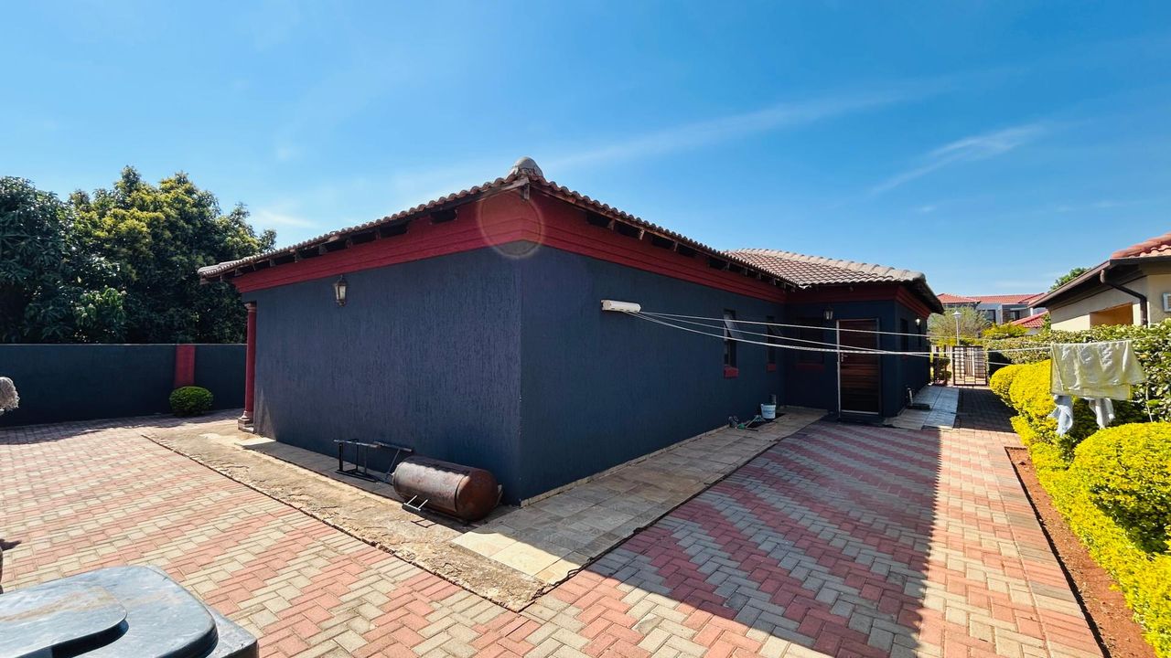 Photo 28 of 30