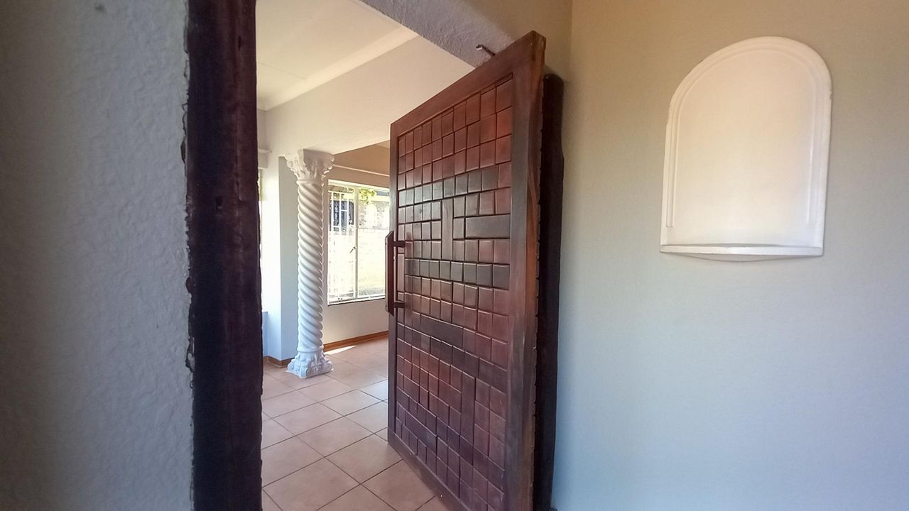 Photo 7 of 33
