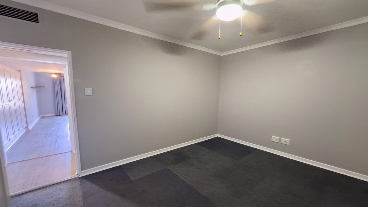 Photo 16 of 33