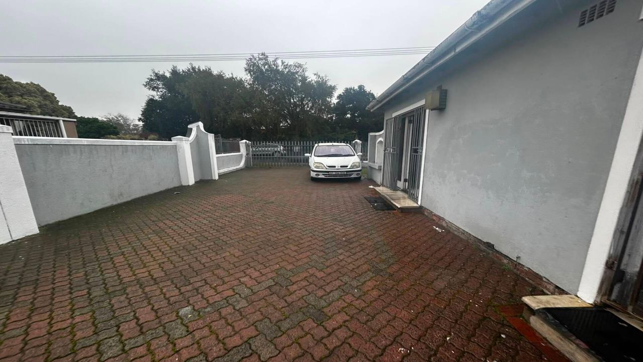 Photo 4 of 18