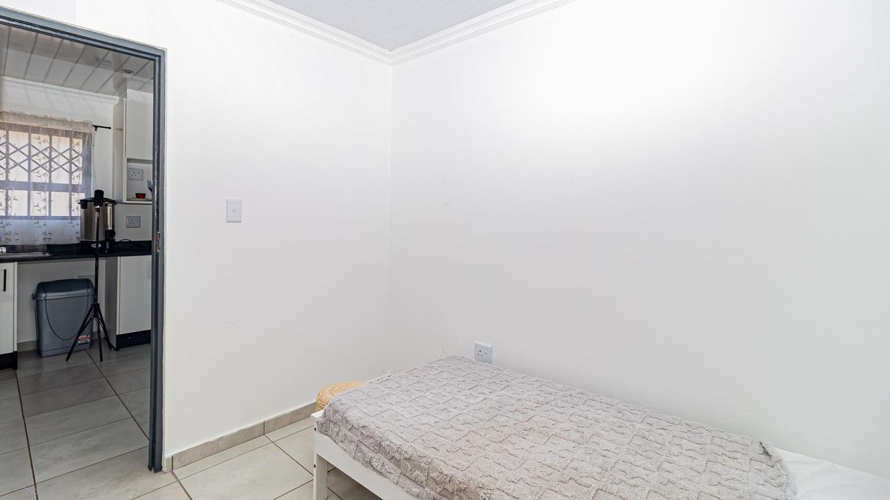 Photo 8 of 28