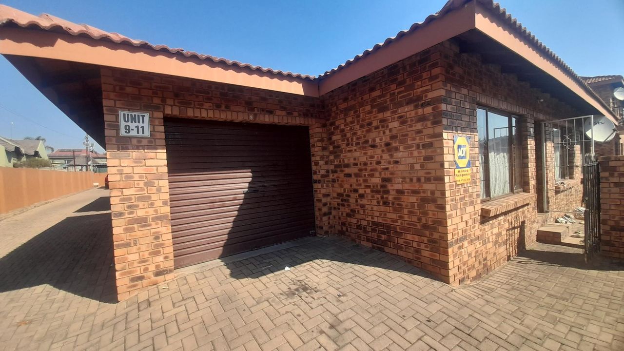 3 Bedroom townhouse - sectional for sale in Middelburg Central
