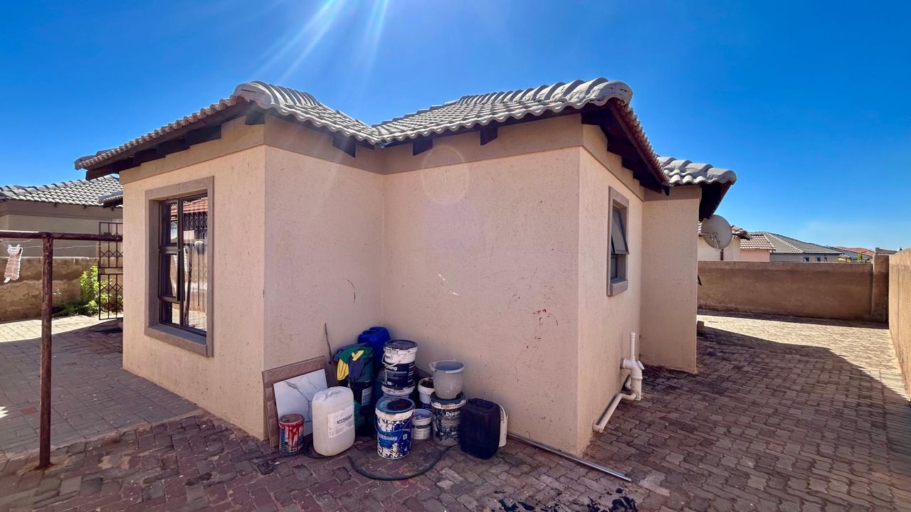 Photo 21 of 26