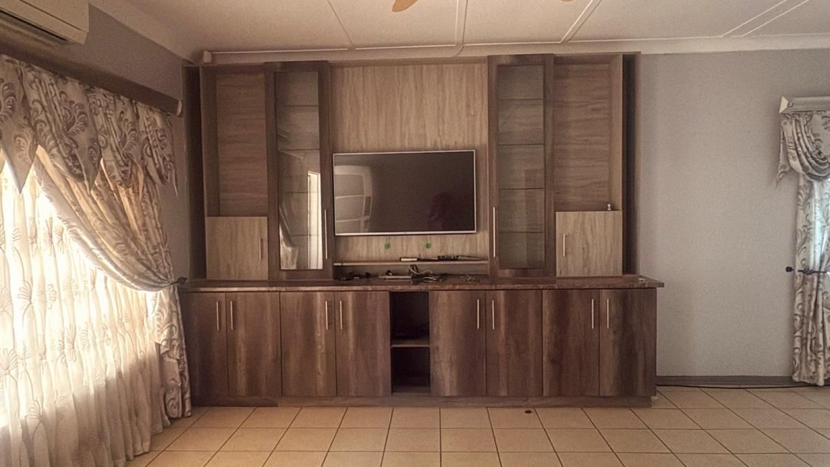 Photo 5 of 28