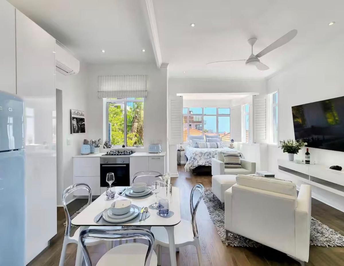 Photo of Bachelor Apartment to rent in Green Point, Cape Town