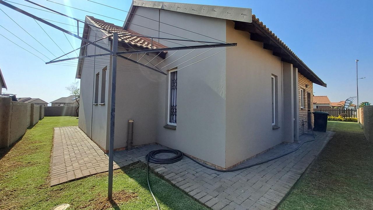 Photo 3 of 19