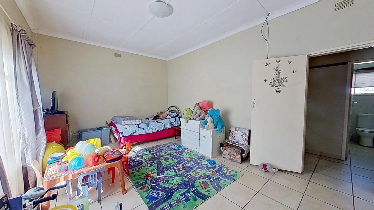 Photo 18 of 37