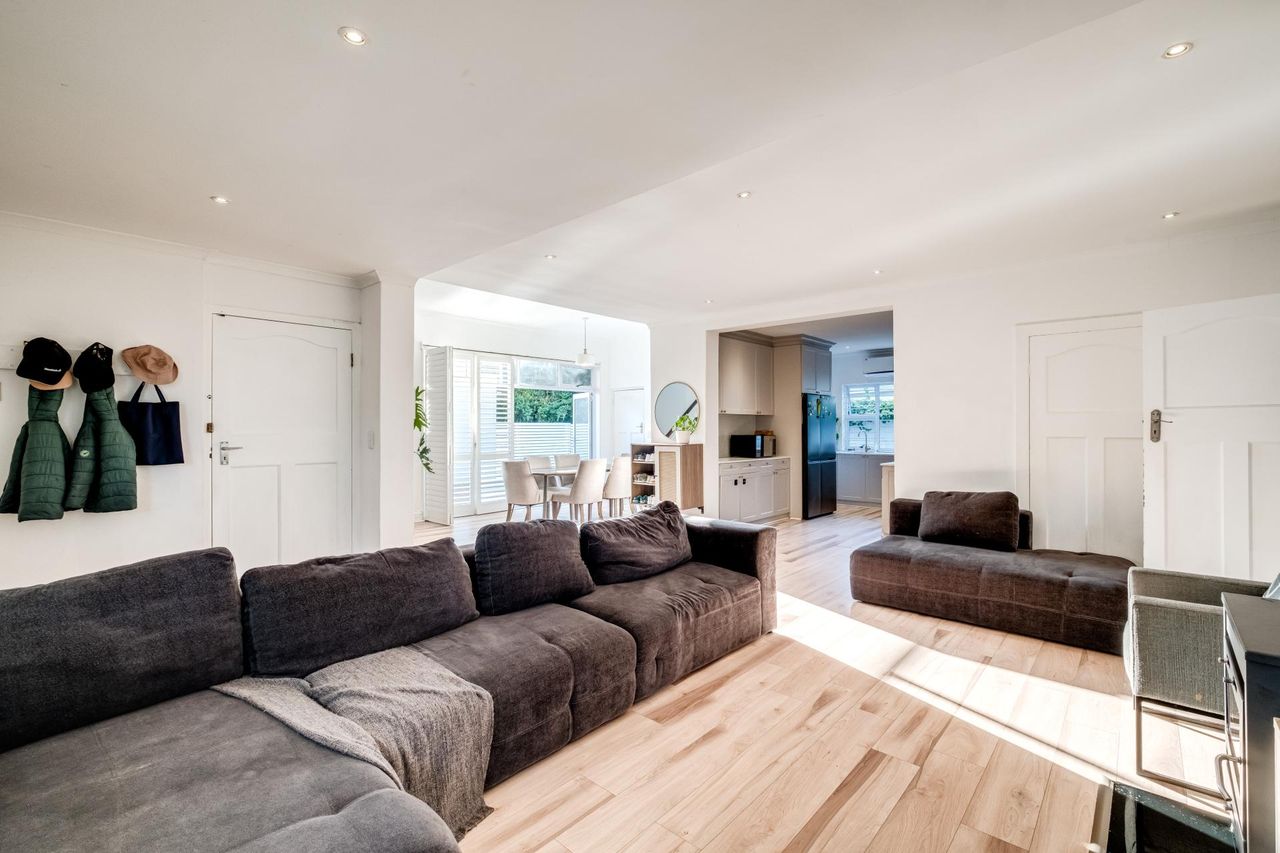Photo of 5 Bedroom house for sale in Rosebank, Cape Town
